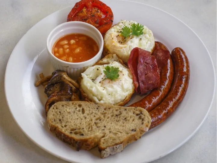Big Breakfast dengan sosej, telur, hash brown, cendawan, tomato panggang dan roti sourdough