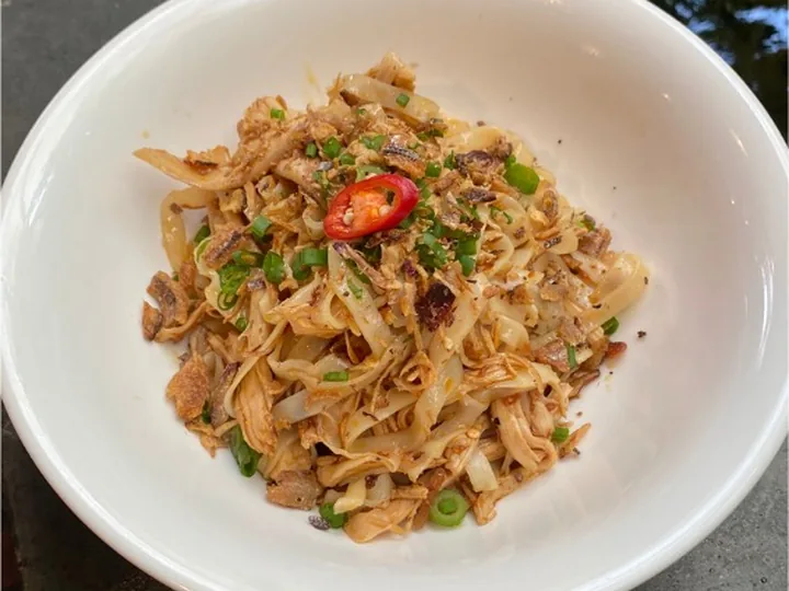 Mee Beras Cili Kering Ayam dengan ayam suwir, daun bawang dan cili merah