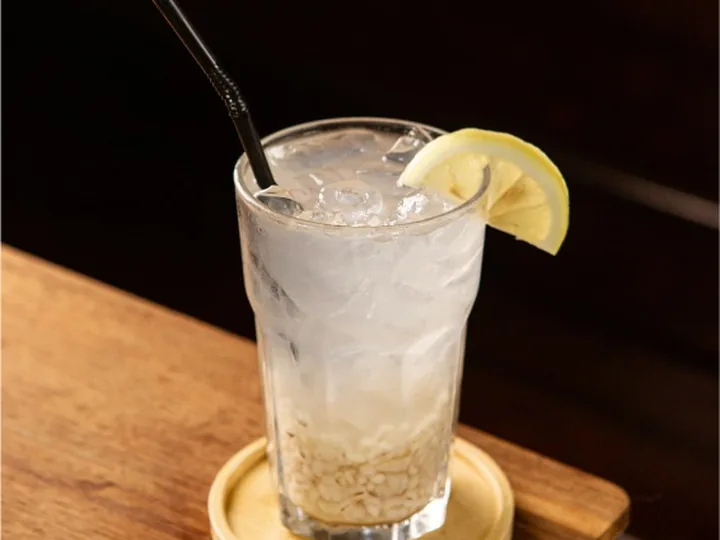 Segelas minuman sejuk berais dengan hirisan limau