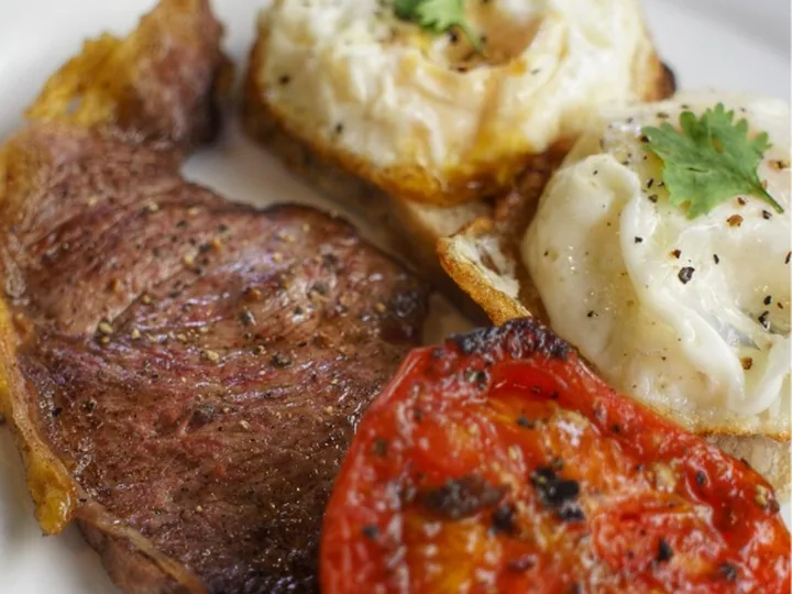 Steak & Eggs — sirloin dipanggang dengan telur, roti sourdough dan tomato bakar